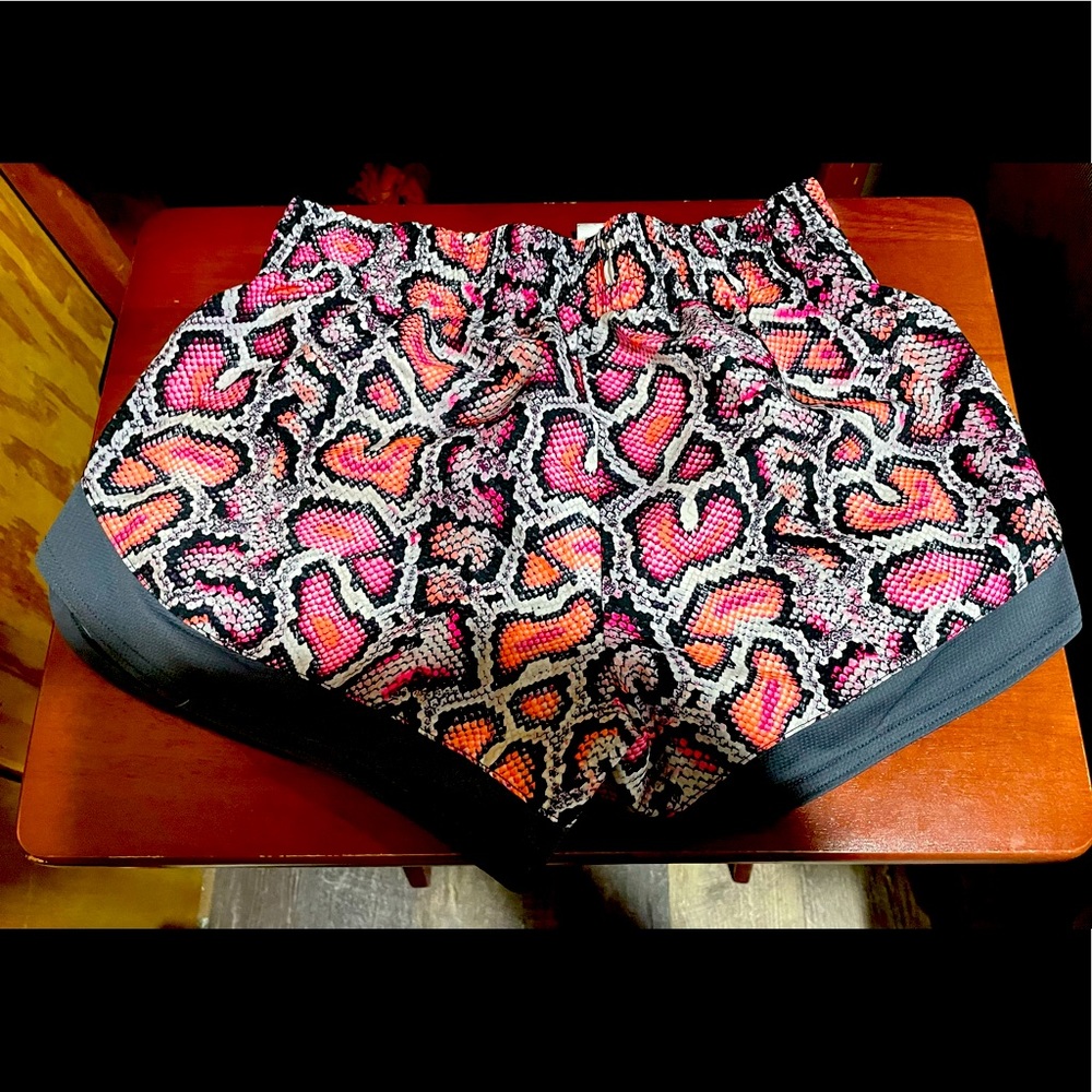 Girls 14/16 running shorts in ‘80’s python print